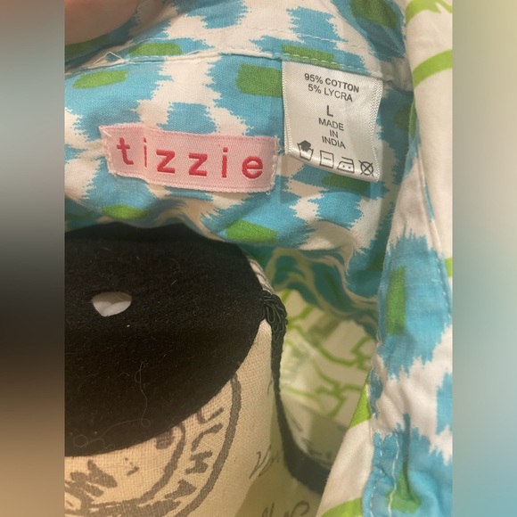 Tizzie Button-Back Geometric Print Shirt Size Large EUC - Picture 8 of 8